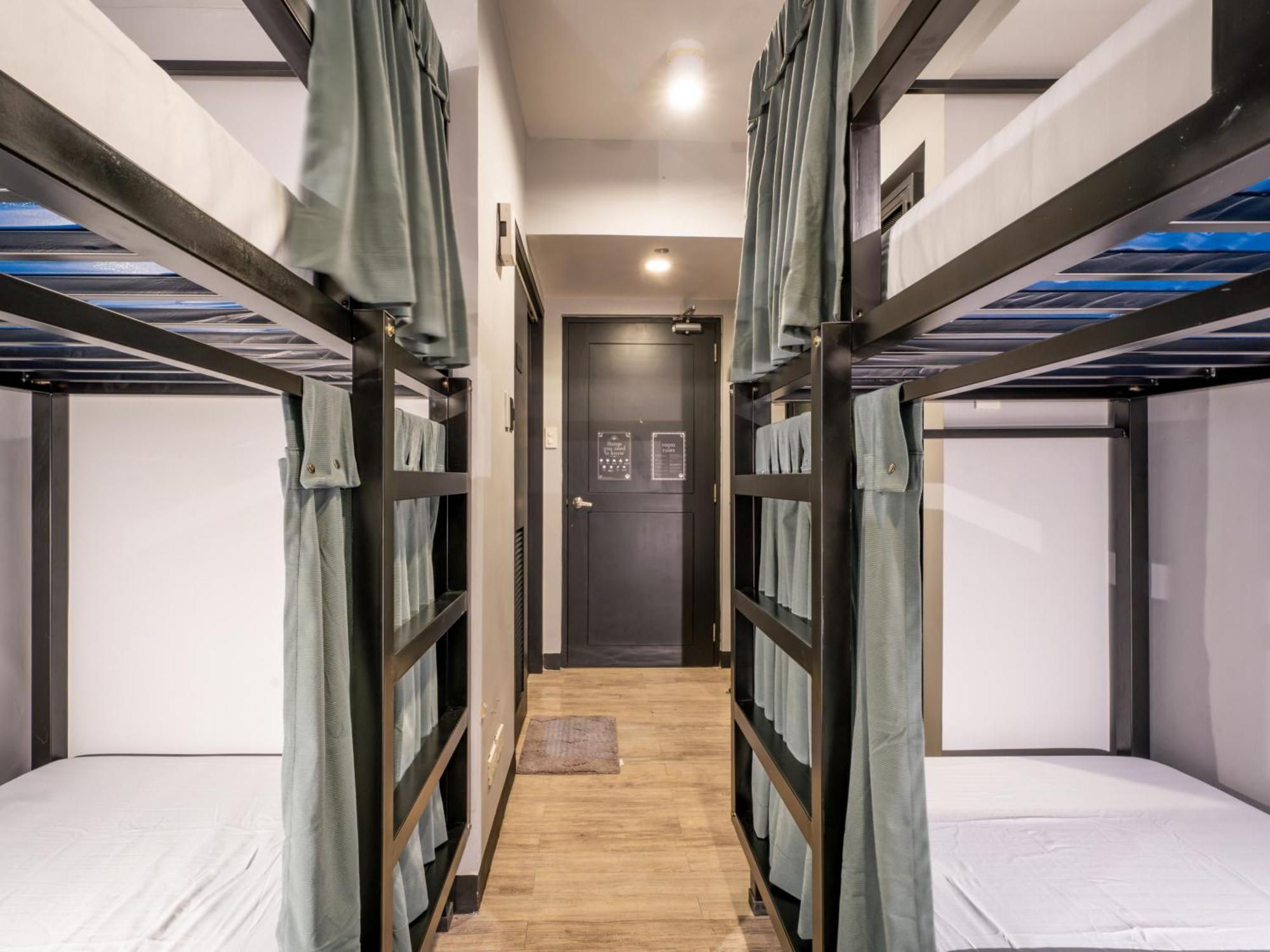 Mad Monkey Manila Hostel Makati City Exterior foto