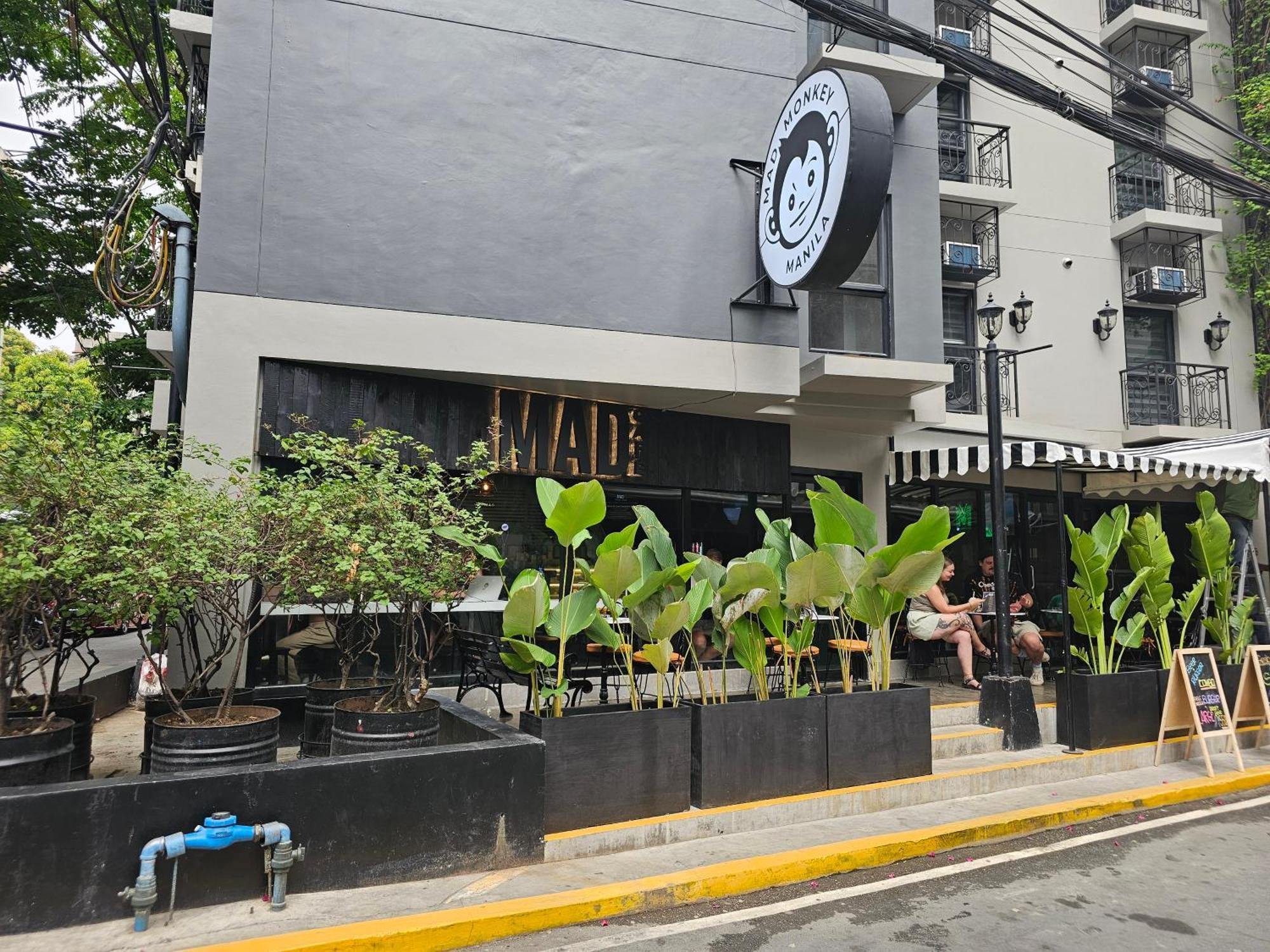 Mad Monkey Manila Hostel Makati City Exterior foto