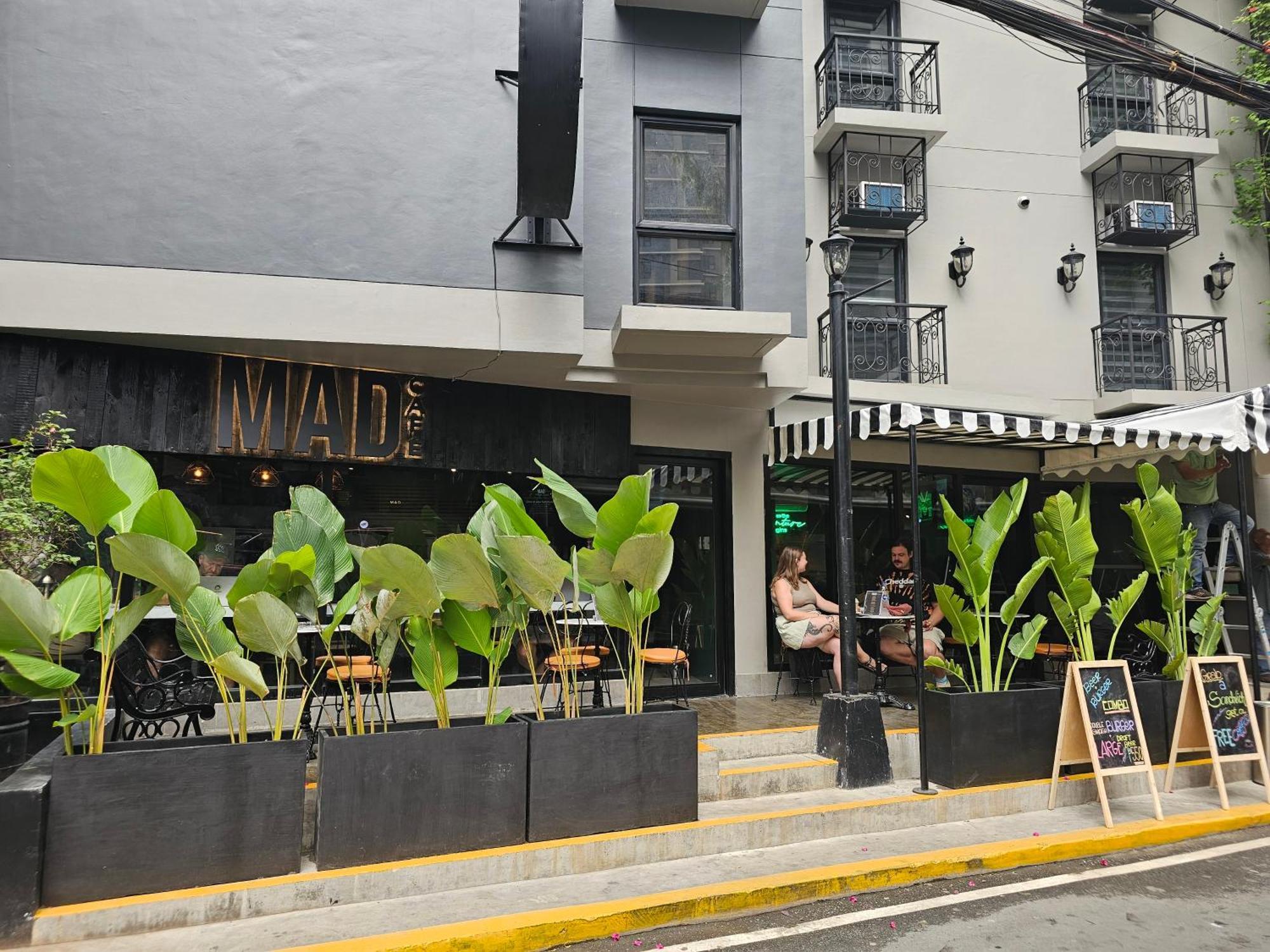 Mad Monkey Manila Hostel Makati City Exterior foto