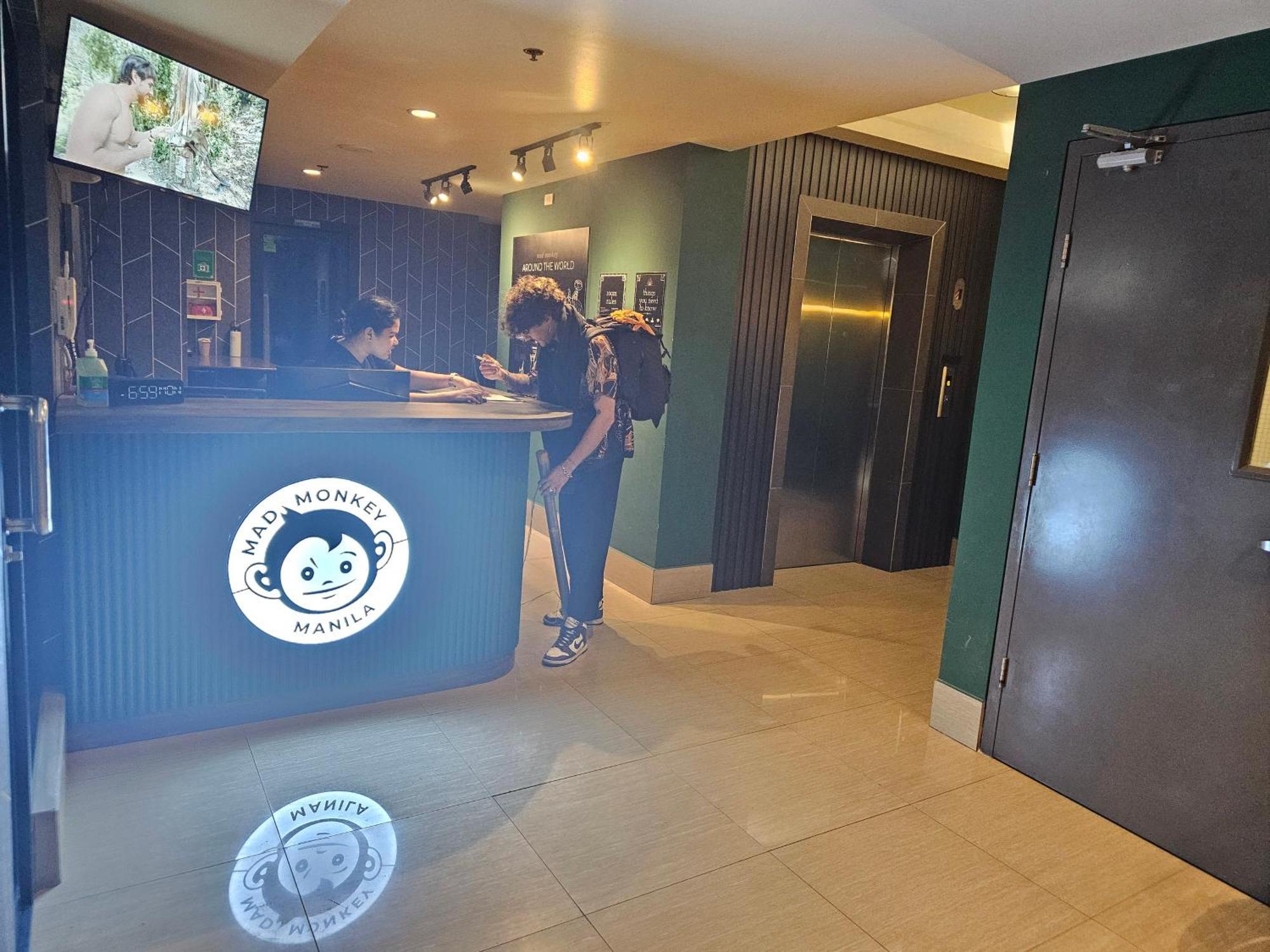 Mad Monkey Manila Hostel Makati City Exterior foto