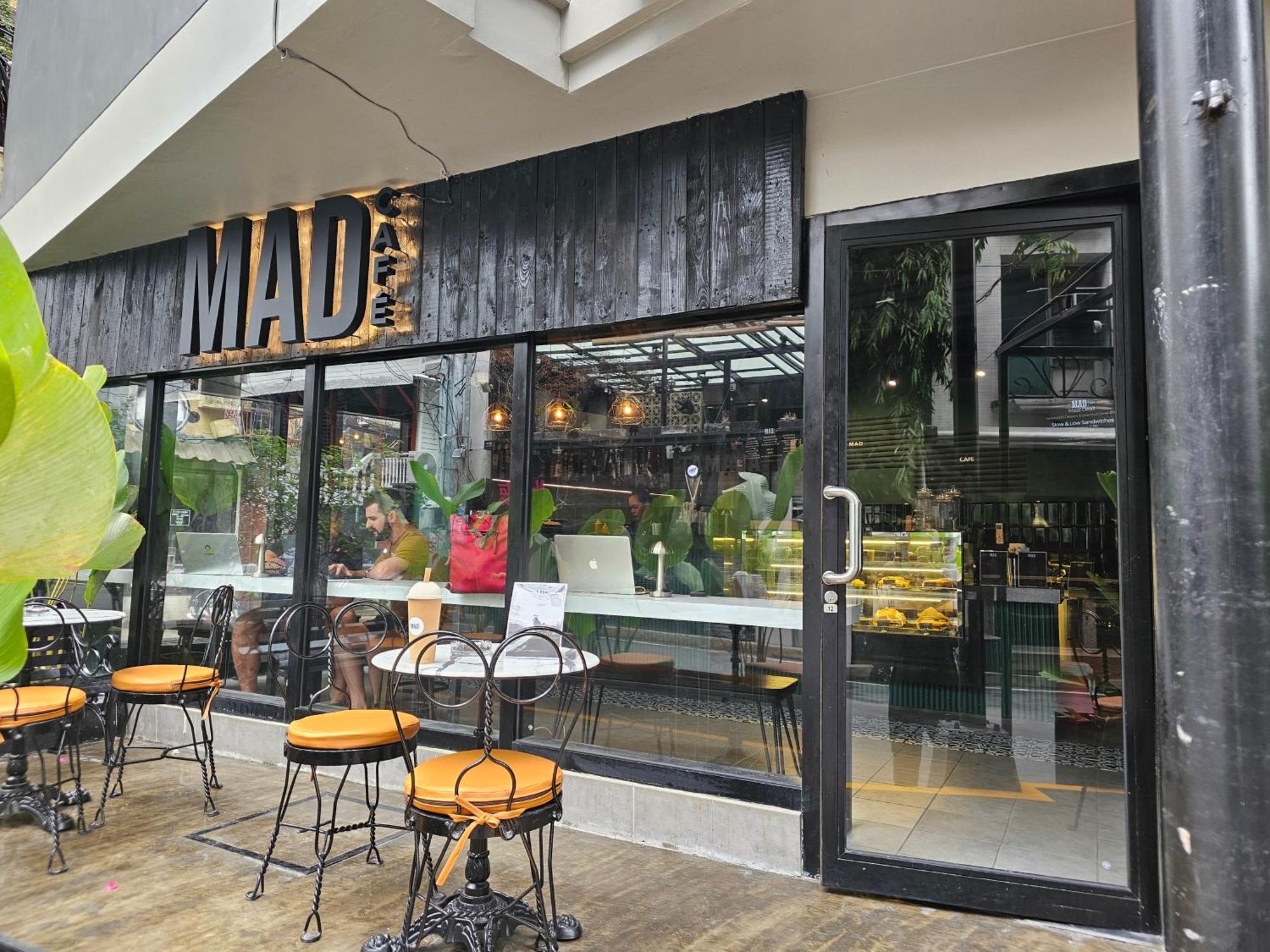 Mad Monkey Manila Hostel Makati City Exterior foto